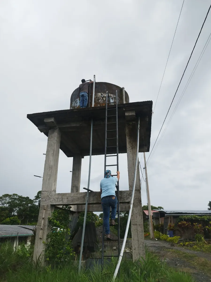 Tanque elevado de agua durante trabajos de mantenimiento